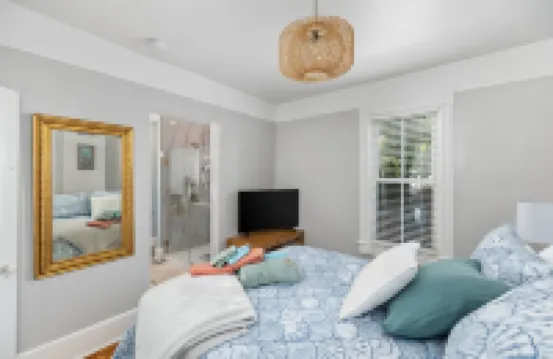 The Lyellton House: 6 Bd 4Ba - Steps to Shops & Shore - Pet Friendly