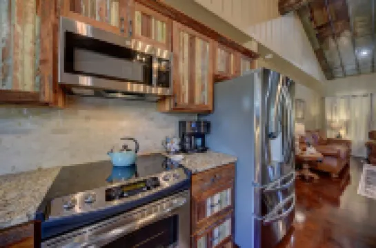 Wooded lot with pond, deer feeder, 3 minutes to downtown Brenham.