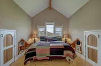 Upscale Apartment with Panoramic Views