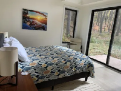 Beautiful new contemporary home, quiet wooded lot minutes from Devils Lake Hotels in Greenfield