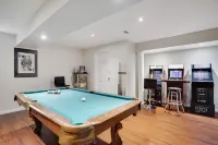 Lakefront Backyard! Secluded Fishing, Kayaks, Arcade Room, Poker Room and Gym!