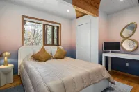 Modern Chalet 5bd 3bth with Hot Tub, Game Room, Private movie theater, 3 decks