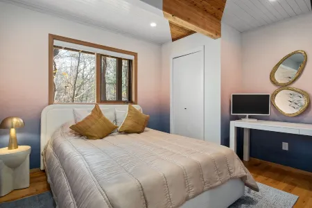 Modern Chalet 5bd 3bth with Hot Tub, Game Room, Private movie theater, 3 decks