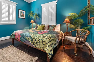 TIKI COTTAGE: 2 homes, heated cowboy pool, tiki bar, games and karaoke!!