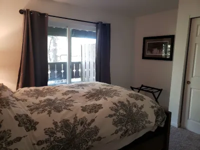 NORTH LAKE TAHOE VACATION RENTAL WITH SKI AND MOUNTAIN VIEWS, HIKE & BIKE TRAILS