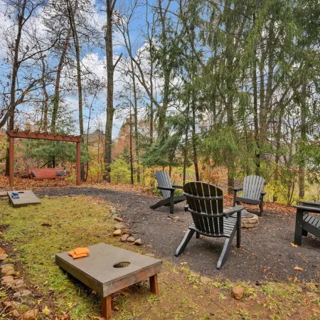 HOT TUB:: KING COMFY BEDS :: Convenient location to Downtown, Campus, West Knox