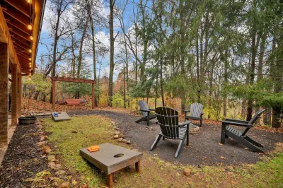 HOT TUB:: KING COMFY BEDS :: Convenient location to Downtown, Campus, West Knox