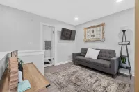 Modern Oasis- Downtown Luxury Stay, Spacious Cozy Home