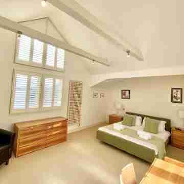 Large 4 Bedroom Lakeside Holiday lodge in the Cotswold. Sleeps 8-10 Rooms