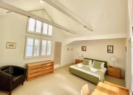 Large 4 Bedroom Lakeside Holiday lodge in the Cotswold. Sleeps 8-10