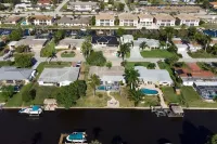 Spring Summer Special- Minutes to Yacht Club Beach, Paddle Boards Included