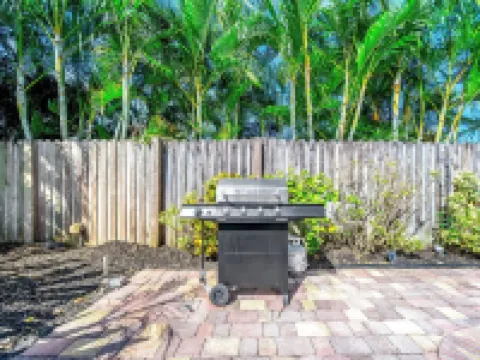 Heated Pool + Hot Tub! Close To Beach & Shops! Hotels in Lighthouse Point