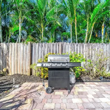 Heated Pool + Hot Tub! Close To Beach & Shops!