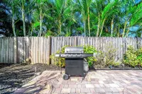 Heated Pool + Hot Tub! Close To Beach & Shops!