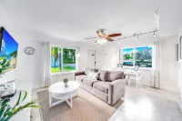 Beach Unit! Walk To Beach & Shops / Restaurants!