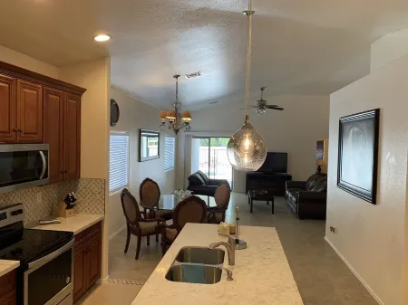 Southern Springs Home Отели рядом с достопримечательностью «Университет Адвансинг Текнолоджи»