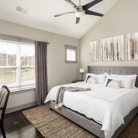 3 King Bedrooms each with private bath, Beautiful Townhouse Minutes to Downtown