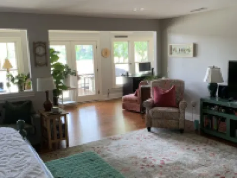 Beautiful Charlotte Lake Wylie Waterfront Bungalow Hotels in Steele Creek