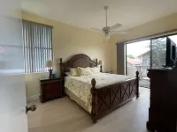 Steps to 2025 #1 Rated Beach in USA Spacious2+2Condo,Pool,GarageTranquil Setting - พร้อมระเบียง