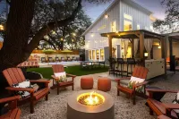 Heated Pool, MiniGolf, Karaoke, Game Room, Spa, 2mi to DT - SoCo Cowgirl