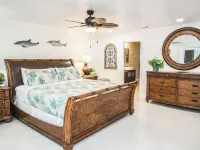 Luxury Palm Tree Two / 3 King Beds, Put Put Golf, Heated Pool, 7 Person Hot Tub Hotels in Apollo Beach