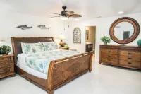 Luxury Palm Tree Two / 3 King Beds, Put Put Golf, Heated Pool, 7 Person Hot Tub