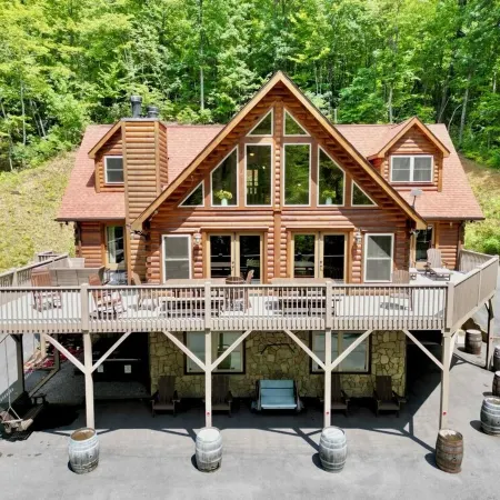 #1 PRVT. BLACK-MT. LUX LOG ESTATE. / HOT TUB / GAME RM / PETS / 2 FIRE PL. 6/6.5