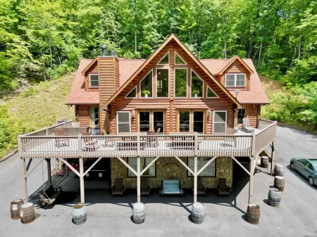 #1 PRVT. BLACK-MT. LUX LOG ESTATE. / HOT TUB / GAME RM / PETS / 2 FIRE PL. 6/6.5