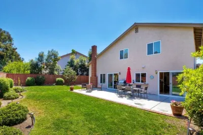 Cozy 5-bedroom with huge private backyard! Perf 4 reunions & recently renovated! 소랜도밸리 / 미라메사 호텔