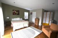 New to the Gardiner Market, 1 Block from Park Entrance Hotels near Roosevelt Arch