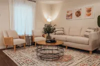 Modern Boho Style Apt- King bed! Near UTRG & DHR - Apartments