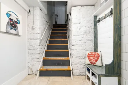 "Note"able Nook Suites Отели рядом с достопримечательностью «Flint Hills Discovery Center»