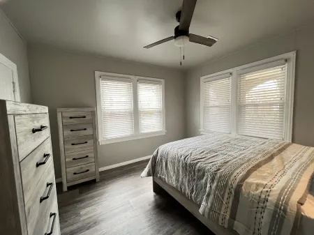 1940's remodeled bungalow in quiet neighborhood. Отели рядом с достопримечательностью «Парк Сполдинг»