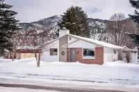 Family Home Across from Rio Grande Trail, Near Downtown and Hot Springs Pools! High Country Gems And Minerals附近的飯店