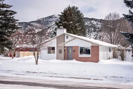 Family Home Across from Rio Grande Trail, Near Downtown and Hot Springs Pools! Отели рядом с достопримечательностью «The Hideout at Glenwood Springs»