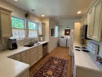 Downtown Brevard Cottage~ Short Stroll to Main Street~ Hiking & Biking Close By