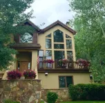 Luxury Home, magnificent Views!Private Jacuzzi, Walk or Free shuttle to ski!