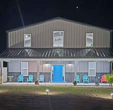 New, unique, 1 of a kind spacious house, features 4 bedrooms and theater room Отели в г. Паскуотанк