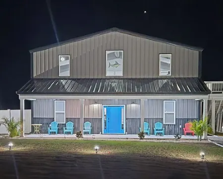 New, unique, 1 of a kind spacious house, features 4 bedrooms and theater room Hotels in Pasquotank County