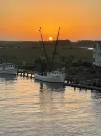 Walk to Waterfront Dining, Shops, Wine Bar. 2 Miles from I-95. No Pet Fee!