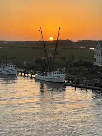 Walk to Waterfront Dining, Shops, Wine Bar. 2 Miles from I-95. No Pet Fee!