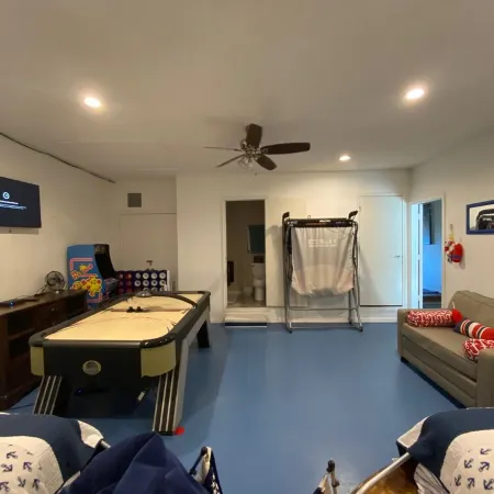 Roomy 4 bedroom 4 bathroom house on a 5 acre pond less than a mile from Texoma