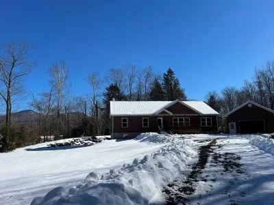 Cozy 4-Bedroom Mountain Home with Pool & Hot Tub in Enchanting Elka Park Отели рядом с достопримечательностью «North Point»