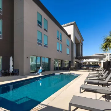 La Quinta Inn & Suites by Wyndham San Antonio at the RIM