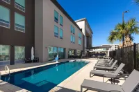 La Quinta Inn & Suites by Wyndham San Antonio at the RIM