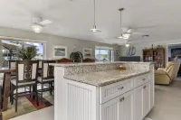 Waterfront-canal/w/Gulf view-pets welcome-private dock for a fee. Hotels in Hudson