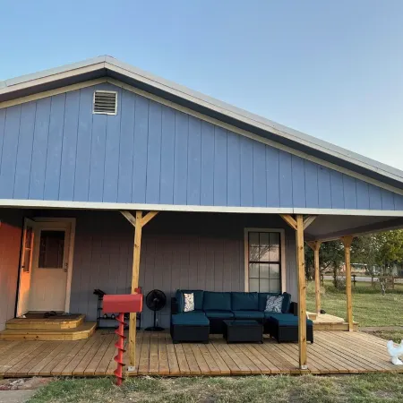 Charming 3-bedroom house in delightful Wolfe City with AC, WiFi