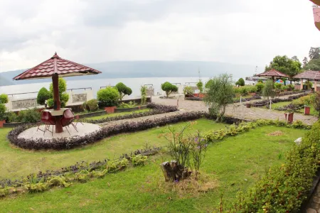 Darma Agung Beach Hotel Parapat Отели рядом с достопримечательностью «Pantai Bebas Parapat Danau Toba»