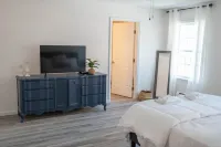 Downtown Alex Bay home- Newly Renovated! Hotels near Heart Island
