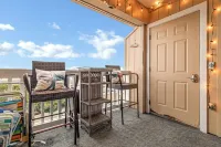 Coastal Cozy Condo: Pet Friendly! Steps to Beach, Perfect for Relaxing Getaways!